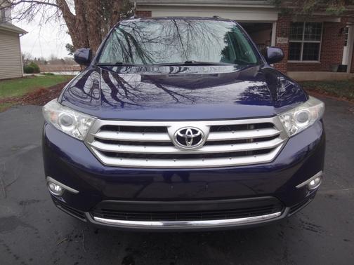 Blue 2013 Toyota Highlander SE
