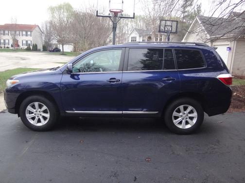 Blue 2013 Toyota Highlander SE