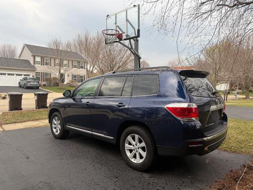 Blue 2013 Toyota Highlander SE