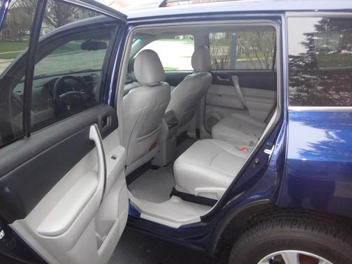 Blue 2013 Toyota Highlander SE