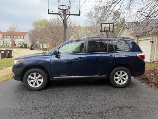 Blue 2013 Toyota Highlander SE