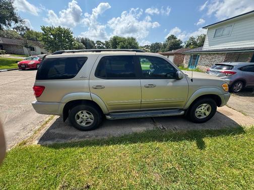 Gold 2004 Toyota Sequoia SR5