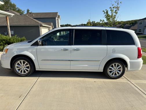 2015 Chrysler Town & Country Limited Platinum