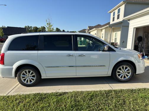 2015 Chrysler Town & Country Limited Platinum