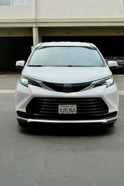 White 2022 Toyota Sienna LE
