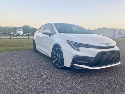 Photo 2 of 4 of 2020 Toyota Corolla SE