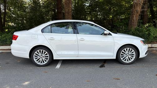 White 2012 Volkswagen Jetta SEL