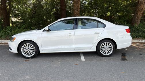 White 2012 Volkswagen Jetta SEL