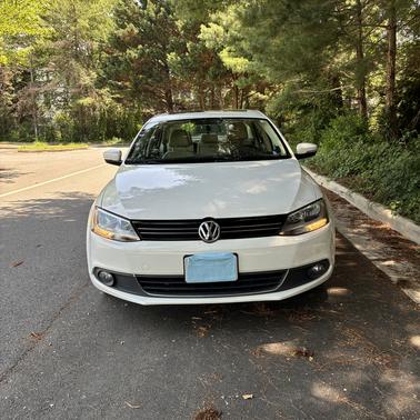 White 2012 Volkswagen Jetta SEL