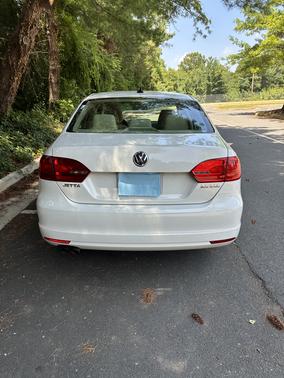 White 2012 Volkswagen Jetta SEL