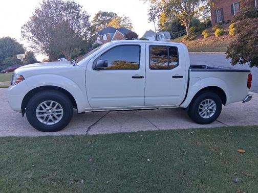 White 2014 Nissan Frontier SV