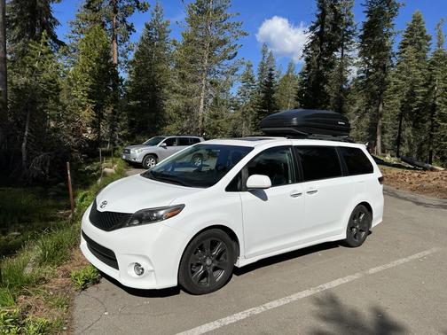 White 2017 Toyota Sienna SE Premium