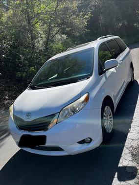 White 2014 Toyota Sienna Limited