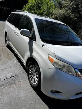 White 2014 Toyota Sienna Limited
