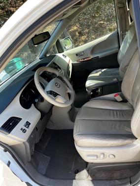 White 2014 Toyota Sienna Limited