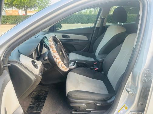 Silver 2011 Chevrolet Cruze LS