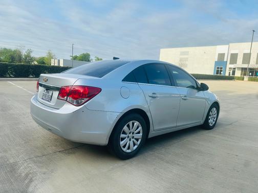 Silver 2011 Chevrolet Cruze LS