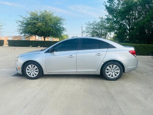 Silver 2011 Chevrolet Cruze LS