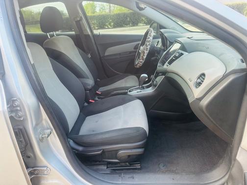 Silver 2011 Chevrolet Cruze LS