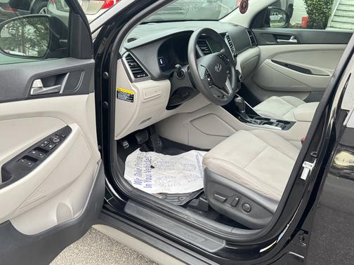Black 2018 Hyundai TUCSON SEL
