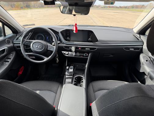 Black 2021 Hyundai SONATA SE