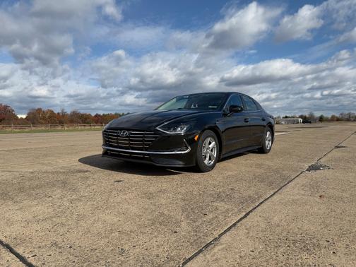 Black 2021 Hyundai SONATA SE