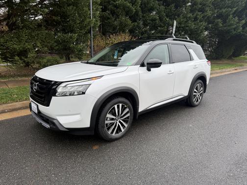 White 2025 Nissan Pathfinder Platinum