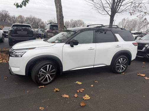 White 2025 Nissan Pathfinder Platinum