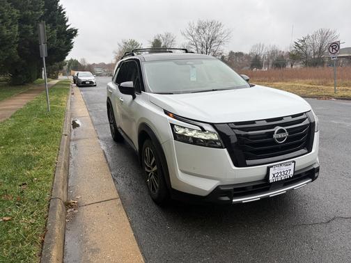 White 2025 Nissan Pathfinder Platinum