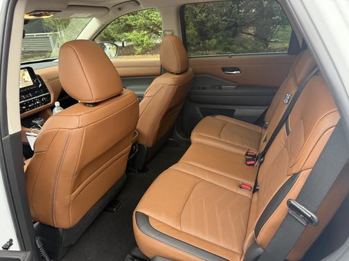 White 2025 Nissan Pathfinder Platinum