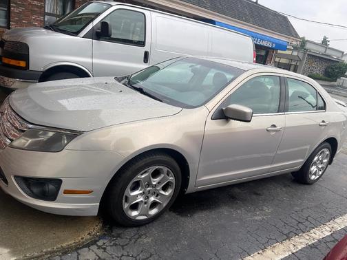 Gold 2010 Ford Fusion SE