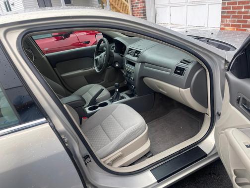 Gold 2010 Ford Fusion SE