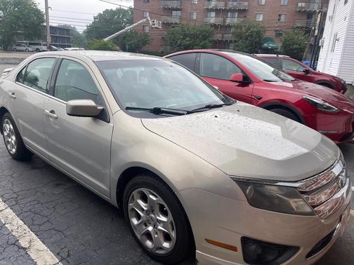 Gold 2010 Ford Fusion SE