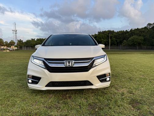 White 2018 Honda Odyssey Elite