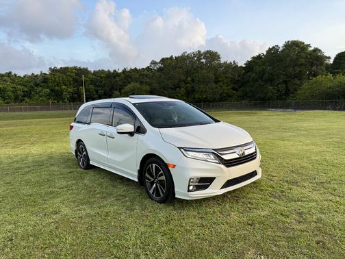 White 2018 Honda Odyssey Elite