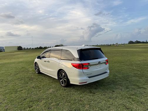 White 2018 Honda Odyssey Elite
