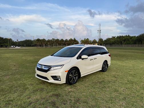 White 2018 Honda Odyssey Elite