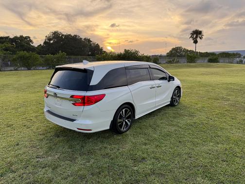 White 2018 Honda Odyssey Elite