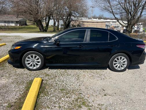 Black 2018 Toyota Camry SE