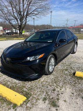 Black 2018 Toyota Camry SE