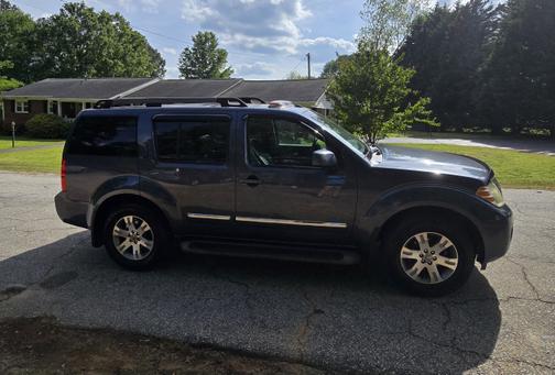 2008 Nissan Pathfinder LE