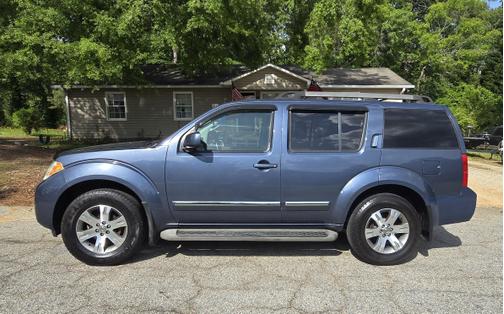 2008 Nissan Pathfinder LE