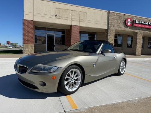 Beige 2005 BMW Z4 2.5i Roadster