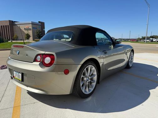 Beige 2005 BMW Z4 2.5i Roadster