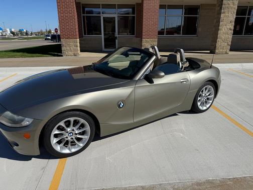Beige 2005 BMW Z4 2.5i Roadster
