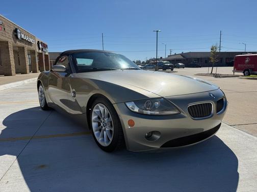 Beige 2005 BMW Z4 2.5i Roadster