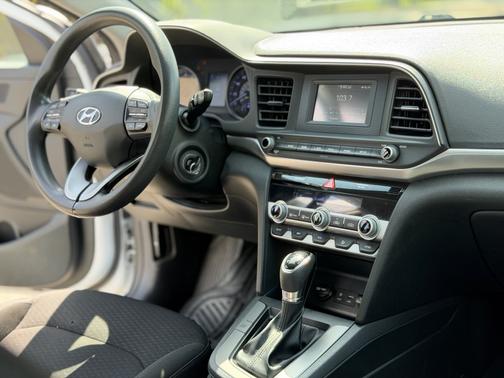 White 2020 Hyundai ELANTRA SE