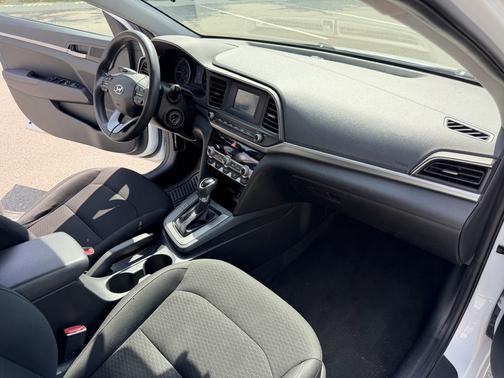 White 2020 Hyundai ELANTRA SE