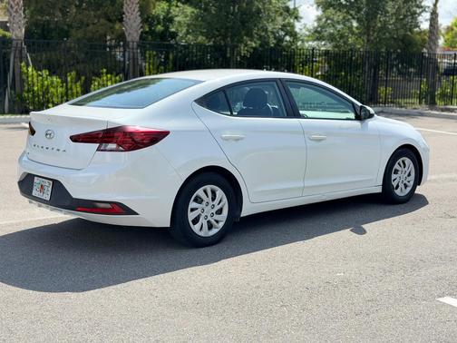 White 2020 Hyundai ELANTRA SE