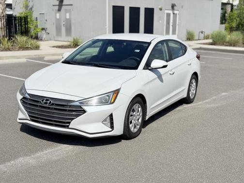 White 2020 Hyundai ELANTRA SE
